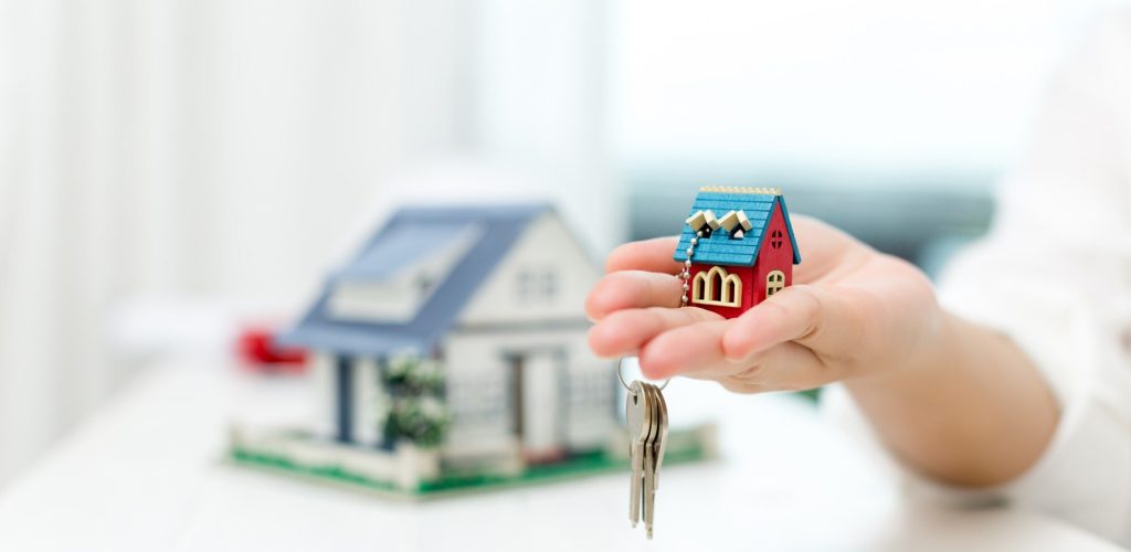 real-estate-agent-with-house-model-keys_1150-17813